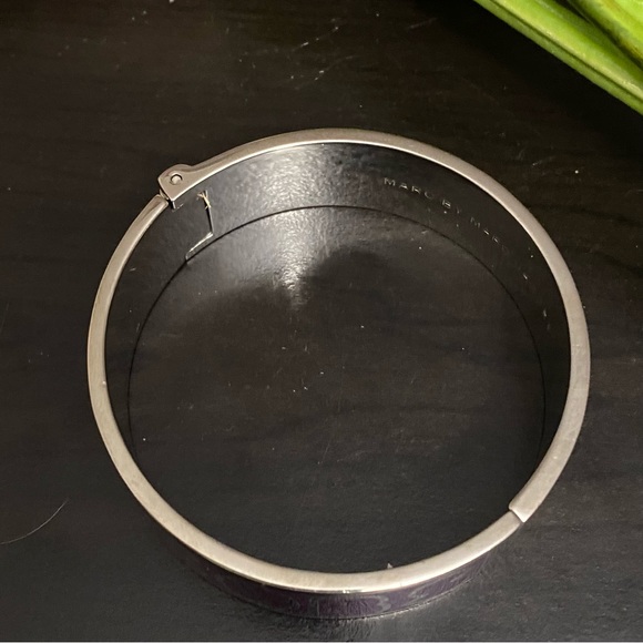 MARC JACOBS Dark Magenta Logo Enamel Hinged Bangle Bracelet - Picture 6 of 11